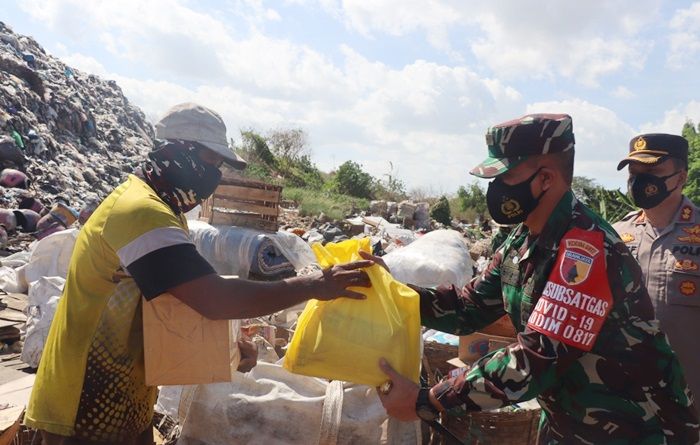 Kapolres dan Dandim Gresik Bagikan Bantuan Paket Sembako kepada Warga Terdampak Covid-19