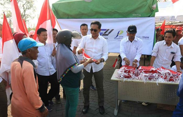 Laksanakan Perintah Gubernur, Jatim Graha Utama Bagikan 2.000 Bendera Merah Putih