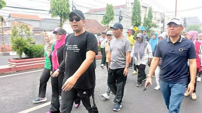 Wujud Kebersamaan, Pj Wali Kota Mojokerto Jalan Sehat Bersama Ribuan Warga