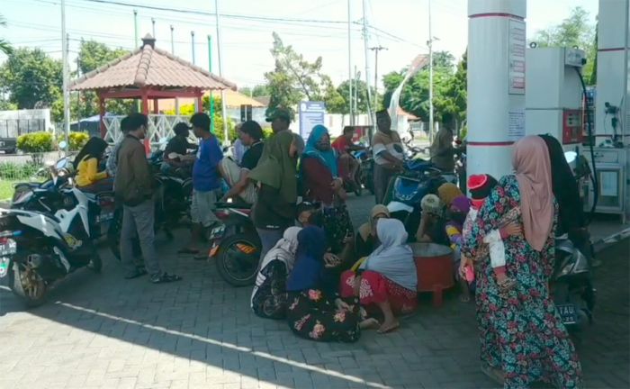 Solar Langka, Nelayan di Pasuruan Menginap di SPBU