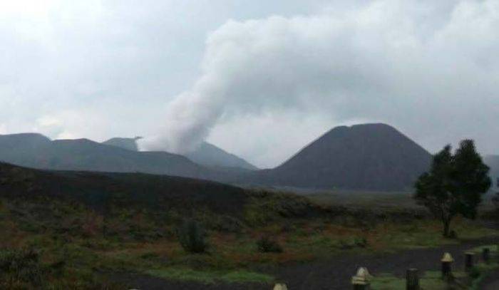 Waspadai Hujan Abu Bromo, TNBTS Usir Wisatawan dari Lautan Pasir