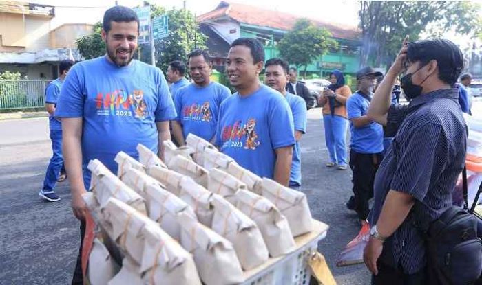 Peringati HPN, PWI Probolinggo Raya Bagi-Bagi Nasi Bungkus