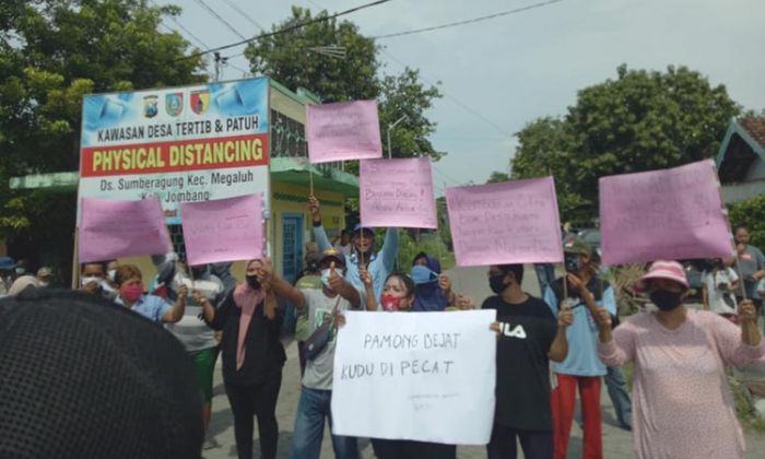 Perangkat Desa Sumberagung Belum Mau Mundur, Warga Demo Lagi