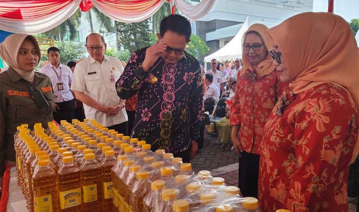 Gelar Bazar Ramadan, Pj Gubernur Jatim: Jadi Sabuk Pengaman dan Upaya Stabilkan Harga Bahan Pokok