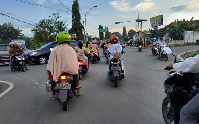 Semrawut dan Pengendara Saling Serobot, Perempatan Penambangan Tuban Butuh Traffic Light