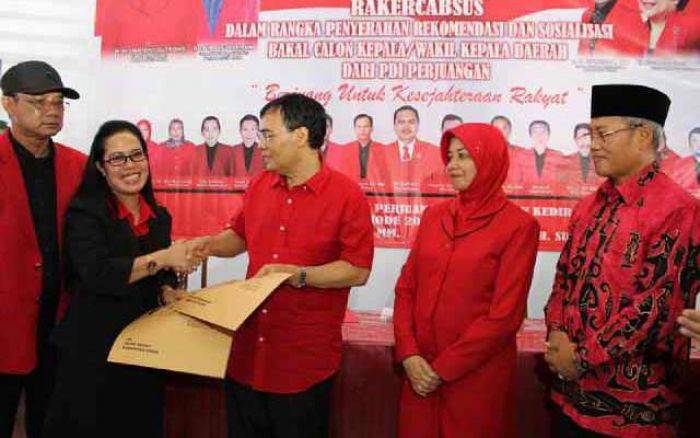 PDIP Resmi Usung HarMas Jilid II dalam Pilbup Kediri, Penyerahan Rekom Diwarnai Aksi Protes