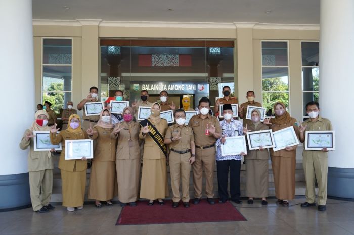 Wali Kota Batu Serahkan Akreditasi Perpustakaan untuk 13 Sekolah