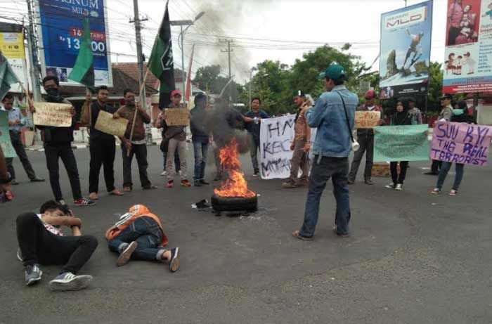 Aktivis HMI dan Anggota Dewan Kota Blitar Sholat Gaib di Pinggir Jalan untuk Muslim Rohingya