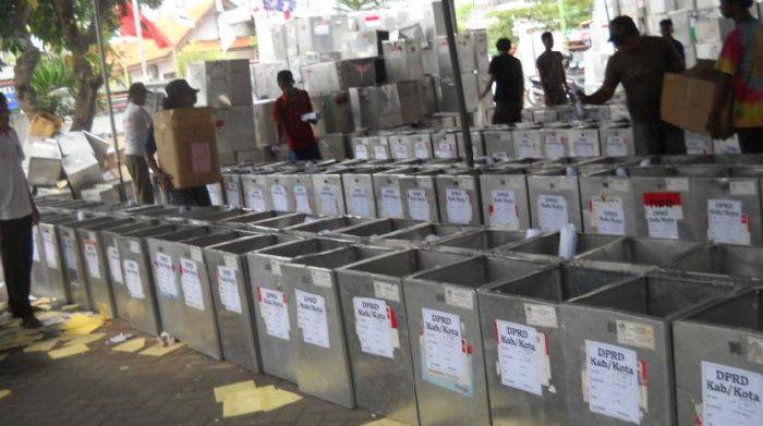 Logistik Pemilu Diangkut Perahu ke TPS Terpencil