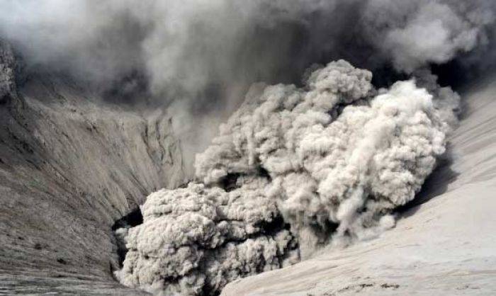 Gunung Bromo Mulai Keluarkan Dentuman