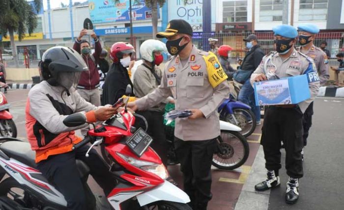 Puncak HUT Lalu Lintas ke-65, Polres Kediri Kota Bagi-bagi Masker di Alun-Alun