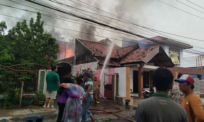 Si Jago Merah Lalap Rumah di Jombang