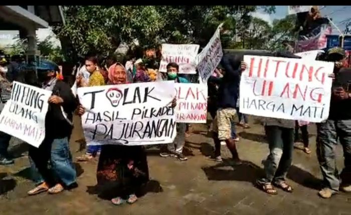 Nilai Ada Kecurangan, Pendukung Salah Satu Cakades Pajurangan Demo Minta Penghitungan Suara Ulang