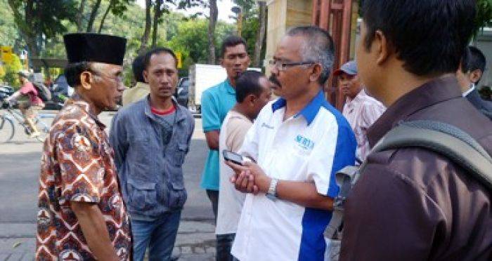 Warga Ngimboh Ujung Pangkah Geruduk DPRD Gresik