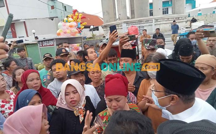 Tak Terima Dagangannya Dipindah, Ibu-ibu di Alun-Alun Kota Pasuruan Geruduk Gus Ipul