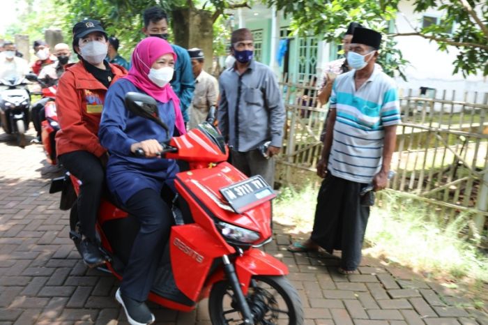 Kunjungi Pulau Awet Muda Madura, Puan Dibonceng Motor Gubernur Khofifah