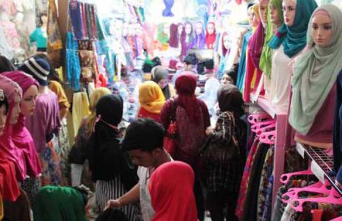 Jelang Lebaran, Pasar Baru Lamongan Sesak Dikunjungi Pembeli