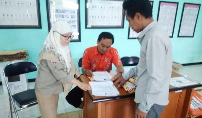 Bawaslu Sidoarjo Pelototi Verifikasi Administrasi Berkas Agung-Sugeng