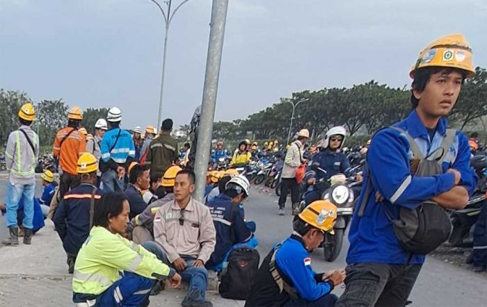 Bikin Macet, Warga Hadang dan Sweeping Bus Pekerja Smelter Freeport di Gresik