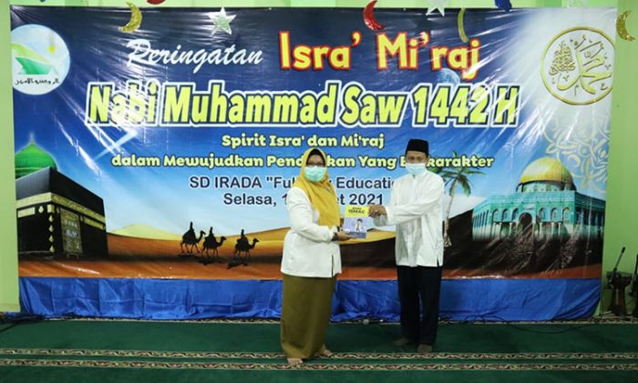 Hadiri Peringatan Isra Mikraj di SD Irada Gresik, Wabup Bu Min Ingatkan Jaga Salat Lima Waktu 