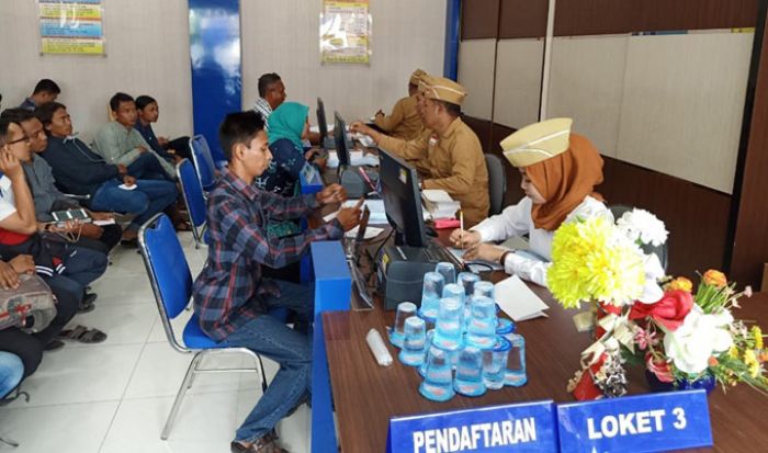 Layani Pengurusan SIM, Petugas Polres Lamongan Berpakaian ala Pejuang