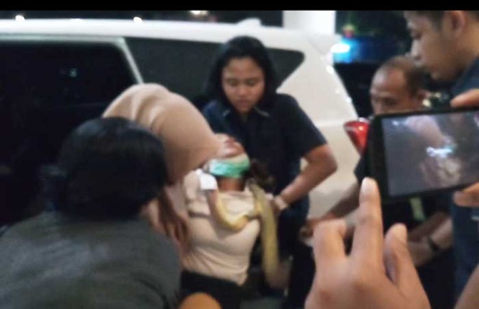 Vanessa Angel Pingsan di Akhir Pemeriksaan, Kini Dibawa ke RS Bhayangkara