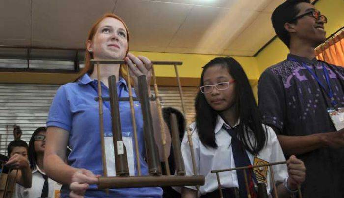 18 Negara Belajar Musik Angklung, Gamelan, dan Membatik