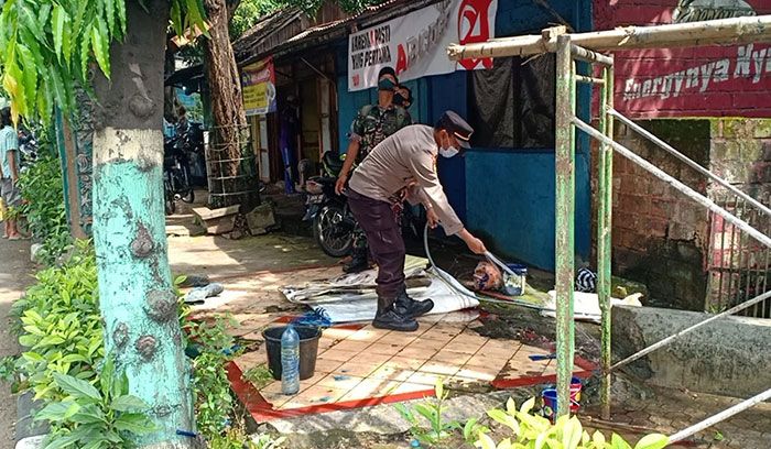 Kesetrum dan Terjatuh, Tukang Cat Papan Reklame di Tuban Tewas