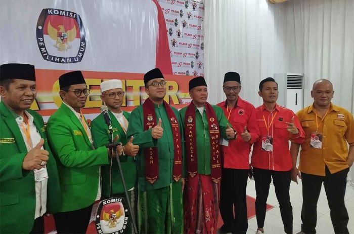 RKH Muhammad Baqir Aminatullah-Taufadi Daftar ke KPU Pamekasan