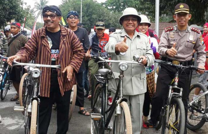 Berpakaian Jadul, 10 Ribu Peserta Ikuti Gowes Nasional di Blitar