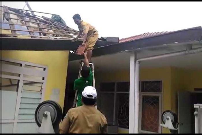 Atap Puskesmas Pasean Ambruk Diterjang Angin Kencang Saat Hujan Lebat