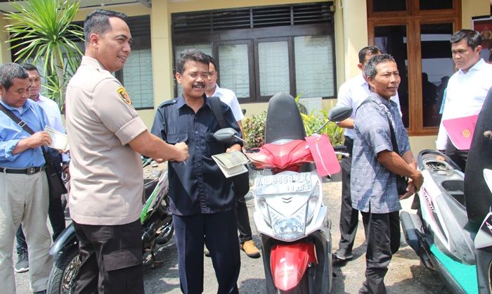 Polres Ngawi Serahkan Sepeda Motor Korban yang Raib Sejak 2012