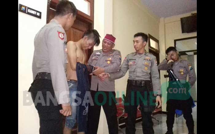 Todong Korban Gunakan Sajam, Perampas Motor di Situbondo Babak Belur Dihajar Massa