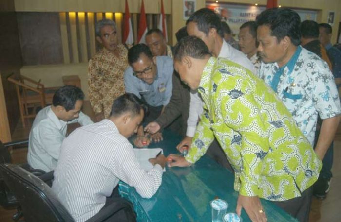 Dites Urine Mendadak, Kades di Situbondo Kelabakan