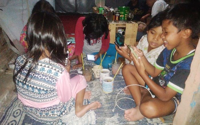 ​5 Bocah SD Manfaatkan Garasi Usang Jadi Tempat Belajar dan Bermain Gadget