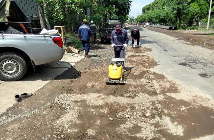 Terkendala Dana, DPUTR Gresik Hanya Tambal Sulam Kerusakan di Jalan Mayjen Sungkono