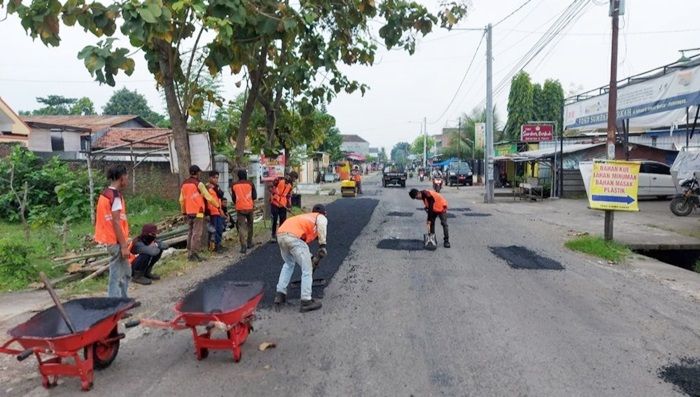 Kerap Ganggu Pengguna Jalan, Dinas PUPR Jombang Perbaiki Jalan Peterongan-Sumobito