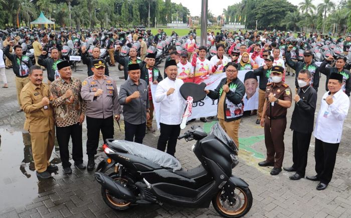 Bupati Gresik Serahkan 356 Motor NMax untuk Kades dan Lurah