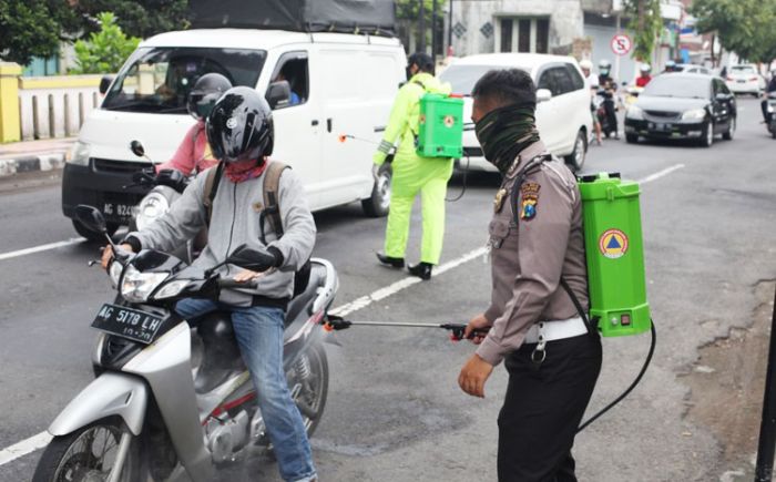 Lawan Corona, Pengguna Jalan di Kota Blitar Dihujani Disinfektan