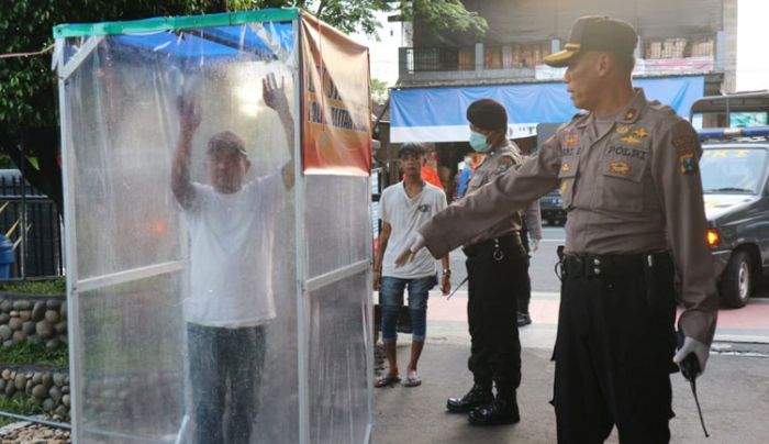 Terjaring Razia, Anak Jalanan di Kota Blitar Disterilisasi Menggunakan Bilik Disinfektan