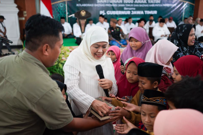 Serahkan Santunan Anak Yatim di Pamekasan, Khofifah Berpesan untuk Tingkatkan Tadarus