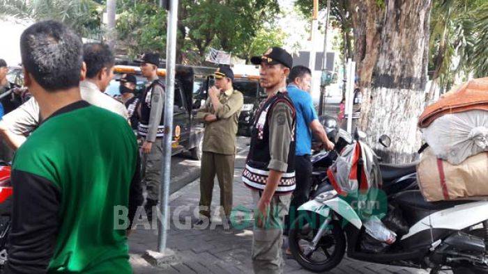 Razia PKL di Jalan Protokol Gresik, Satpol PP Angkut Belasan Lapak