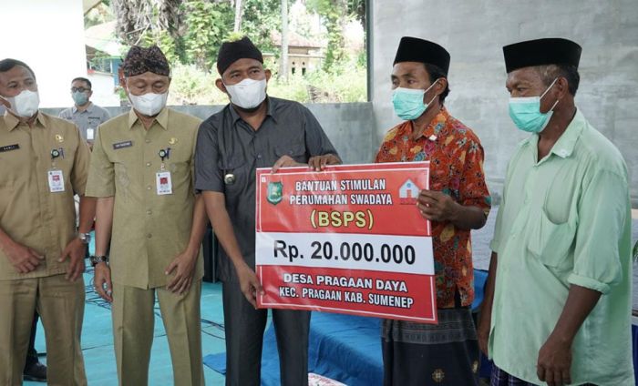 Pemkab Sumenep Serahkan Bantuan Penanganan Kemiskinan Ekstrem