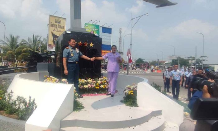 Pulang Ke Madiun, Panglima TNI Resmikan Monumen Pesawat di Exit Tol Dumpil