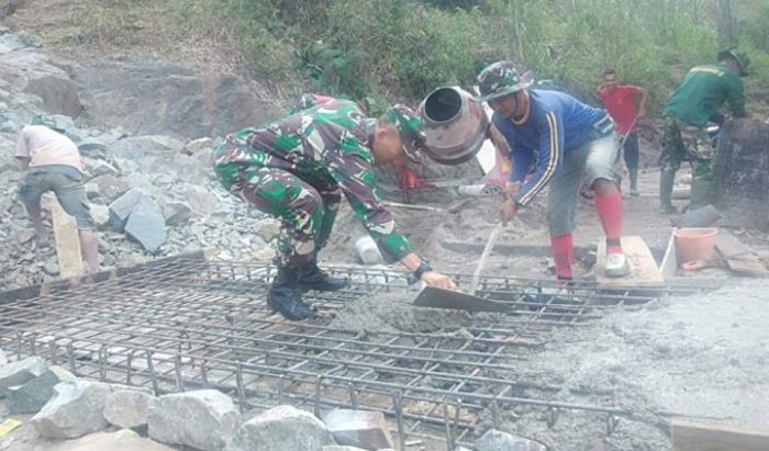 Dansatgas TMMD 105 Trenggalek Bantu Anggota Selesaikan Sisa Tugas