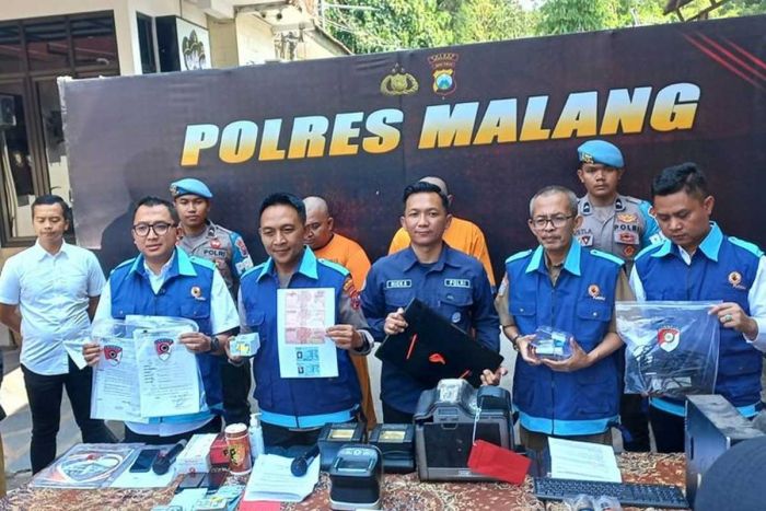 Pasang Tarif Rp150.000 Pengurusan KTP, Oknum Tenaga Honorer Dispendukcapil Malang Ditangkap
