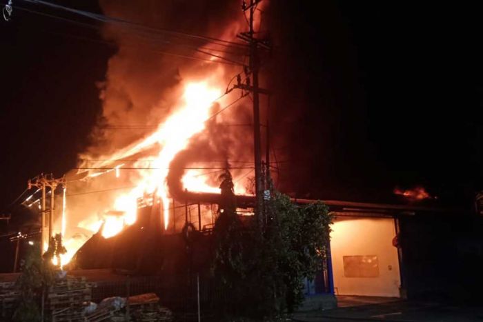 Diduga Korsleting Listrik, Gudang Limbah Beracun Milik PT Jaya Jagat Raya di Waru Sidoarjo Terbakar