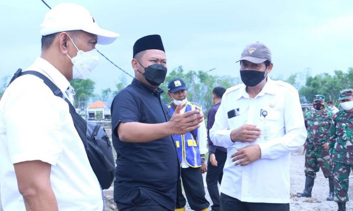 Tinjau Korban Banjir Luapan Kali Lamong, Bupati Gresik Lakukan Ini