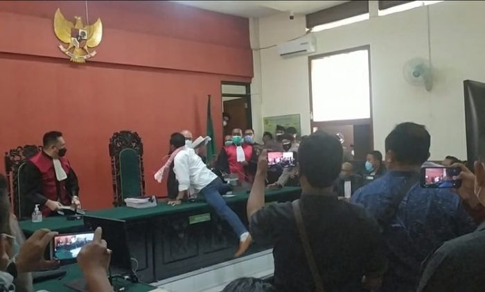 Tak Terima Divonis 3 Tahun Penjara, Terdakwa di Banyuwangi Coba Serang Hakim