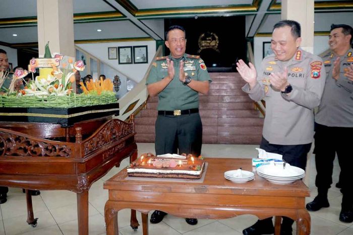 Peringati HUT Ke-78 TNI, Polrestabes Surabaya Berikan Surprise ke Markas Korem 084/BJ